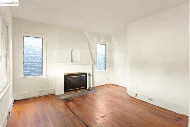 2201 Spaulding Ave, Berkeley CA: https://media.crmls.org/mediaz/0f43e99d-2bdb-4aa4-9446-d340032eba82.jpg