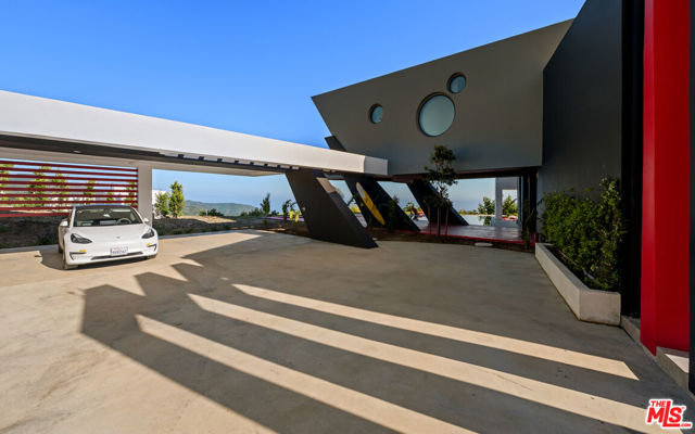 2514 Cayman Road, Malibu CA: https://media.crmls.org/mediaz/0f4406bc-fb0f-4464-a146-f6b5d0951a74.jpg