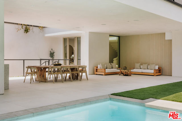260 S Canyon View Drive, Los Angeles CA: https://media.crmls.org/mediaz/0f447862-7069-4e36-a21f-b694f7dbb4b2.jpg