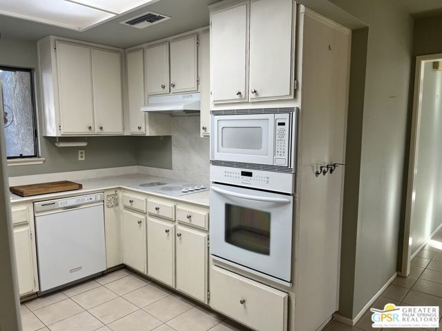 Image 9 of 27 For 40056 Silktree Court