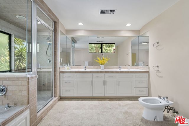 515 Warner Avenue, Los Angeles CA: https://media.crmls.org/mediaz/0f456435-580a-477a-94f3-54e98e7c1cb0.jpg