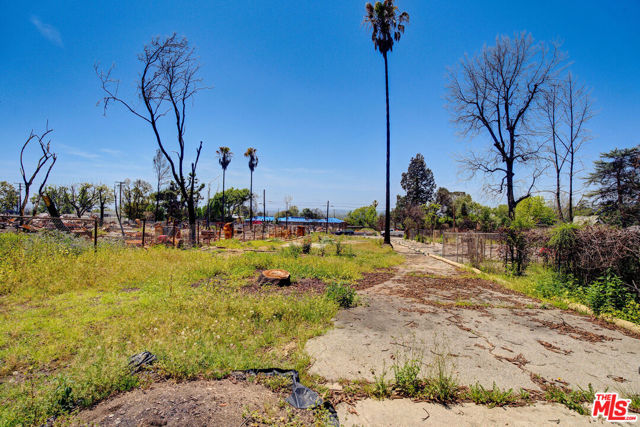 691 E Pine Street, Altadena CA: https://media.crmls.org/mediaz/0f470d7e-a3f1-4382-a0e2-55c9746bfb1a.jpg