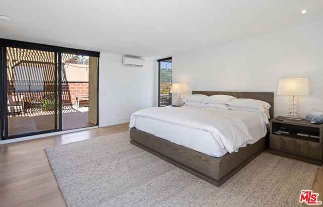 1033 Carol Drive, West Hollywood CA: https://media.crmls.org/mediaz/0f47e475-06bb-4b5b-a759-7a9c6bb6eadb.jpg