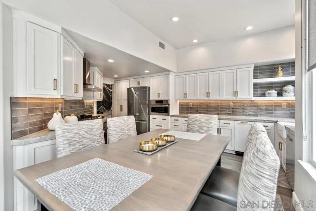 12 Mardi Gras Rd, Coronado CA: https://media.crmls.org/mediaz/0f48053f-6a3b-4abd-b60c-dac0490d332e.jpg