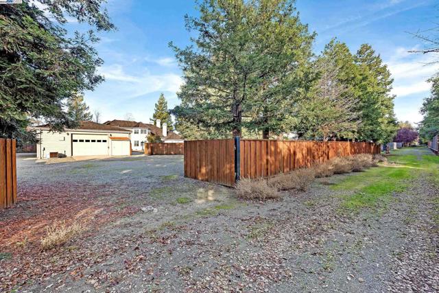 2215 Chardonnay Way, Livermore CA: https://media.crmls.org/mediaz/0f4828a3-ca47-4968-8a66-37ef67db540c.jpg