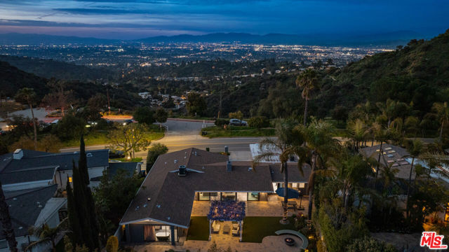 8400 Mulholland Drive, Los Angeles CA: https://media.crmls.org/mediaz/0f48ec73-db9b-4518-9fa5-8fe9363e64d0.jpg