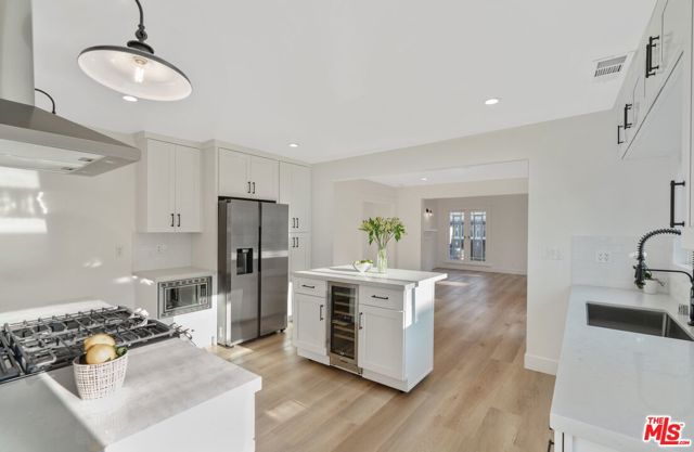 7957 Fountain Avenue, West Hollywood CA: https://media.crmls.org/mediaz/0f48f719-91ca-4115-a4c0-32a6e69d9d7c.jpg