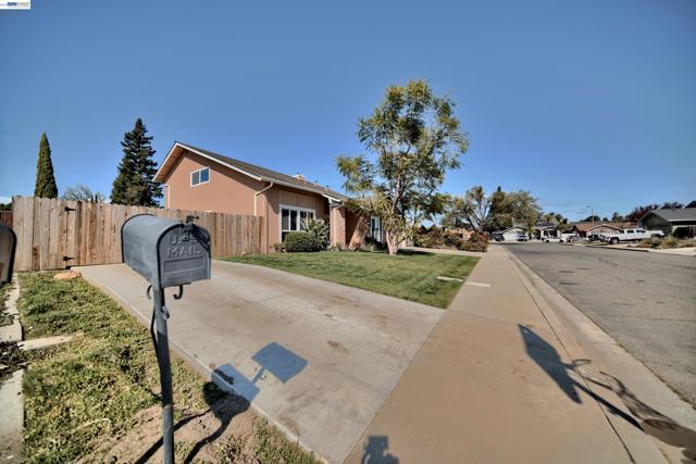 1425 Forest Dr, Turlock CA: https://media.crmls.org/mediaz/0f494a5b-eab5-48e1-a5f2-964f49efe9a2.jpg