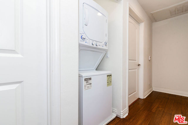 5132 Maplewood Avenue, Los Angeles CA: https://media.crmls.org/mediaz/0f4950f0-e248-4c45-8c7f-1464e316d2f9.jpg