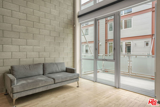 3450 Cahuenga Boulevard, Los Angeles CA: https://media.crmls.org/mediaz/0f4a2135-9ee2-4d3f-a858-f61615de2a1c.jpg