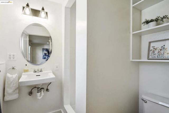 342 El Toyonal, Orinda CA: https://media.crmls.org/mediaz/0f4ad433-d0c2-4b2b-9a33-d26bbd879c4a.jpg