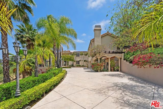 16980 Escalon Drive, Encino CA: https://media.crmls.org/mediaz/0f4b6845-ca90-4861-92ef-151e5d862b5f.jpg