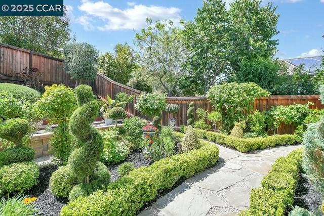 1746 Veneto Ln, Brentwood CA: https://media.crmls.org/mediaz/0f4b8183-2579-469b-aaeb-eb46416b7fcc.jpg