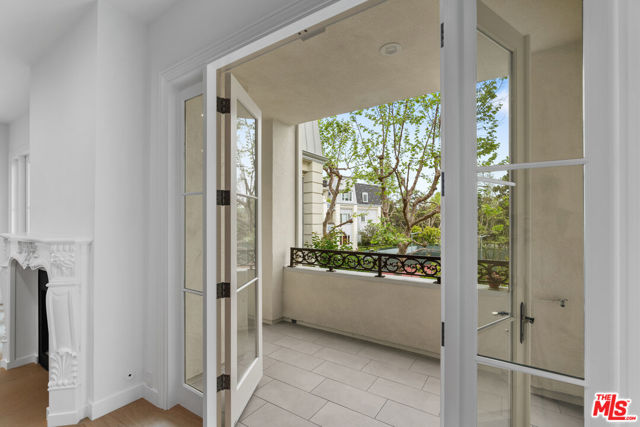 10118 Empyrean Way, Los Angeles CA: https://media.crmls.org/mediaz/0f4c0ccb-df18-42d9-bd07-3ad64421dd2d.jpg
