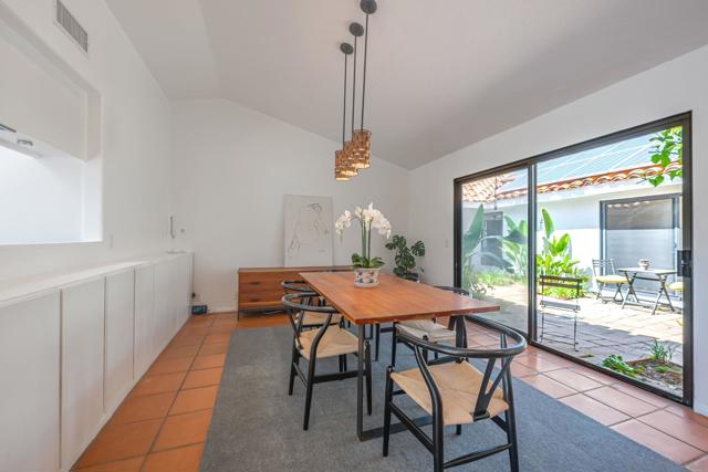 1761 Winterwarm Dr, Fallbrook CA: https://media.crmls.org/mediaz/0f4c5cc9-be68-479d-878c-2777158ed99c.jpg