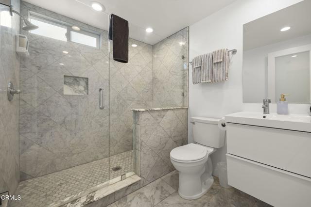2924 Lakeshore Court, Oxnard CA: https://media.crmls.org/mediaz/0f4ddee8-8bf1-4e71-a0fa-e11b2b90823e.jpg