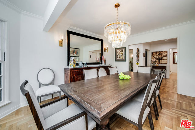 13109 Valley Vista Boulevard, Studio City CA: https://media.crmls.org/mediaz/0f4ef2bf-33f3-499d-90b7-7d30707e71f1.jpg