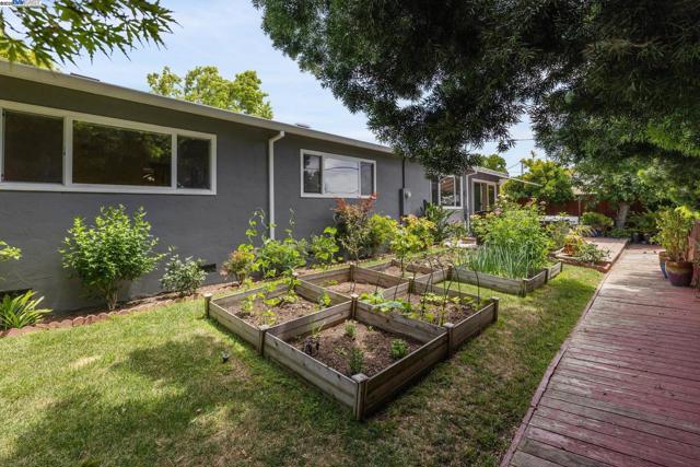 30113 Treeview St, Hayward CA: https://media.crmls.org/mediaz/0f4f524e-8d87-42ba-bc83-dda920f3047f.jpg