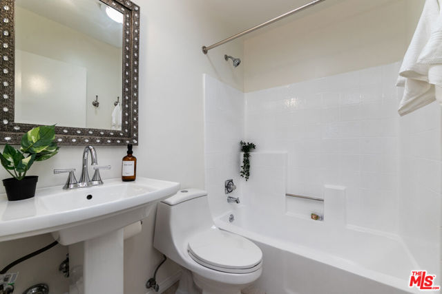 850 N Kenwood Street, Burbank CA: https://media.crmls.org/mediaz/0f518914-848b-4360-86e8-32d7c0215b89.jpg