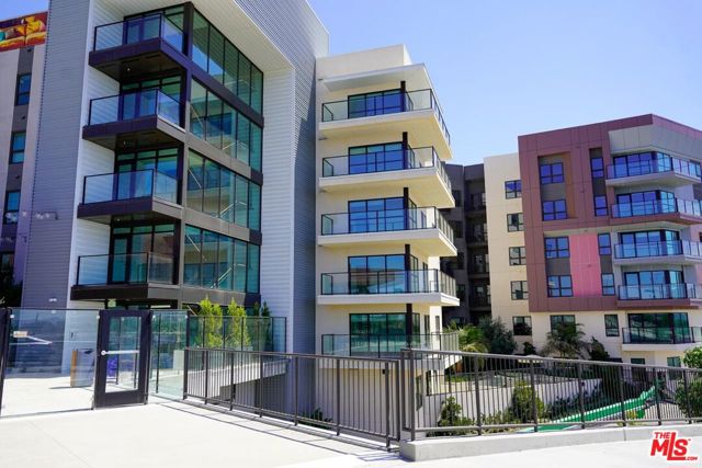 800 N Front Street, Burbank CA: https://media.crmls.org/mediaz/0f527c20-4e2c-43de-a981-15d27bed9fca.jpg