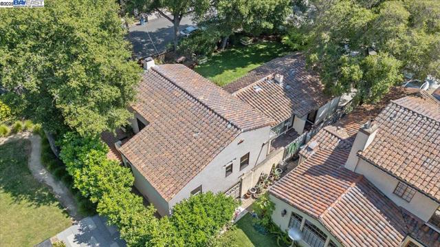 405 Kingsley Ave, Palo Alto CA: https://media.crmls.org/mediaz/0f528344-fc47-4347-b392-2518734792d9.jpg