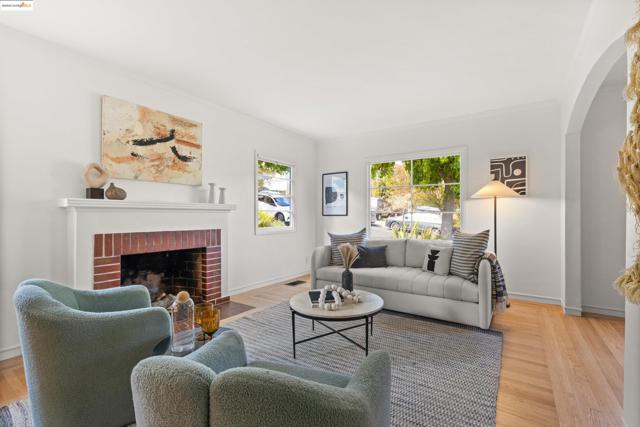 2451 Carmel St, Oakland CA: https://media.crmls.org/mediaz/0f52bbe8-9e5c-429e-92b5-16561840f567.jpg