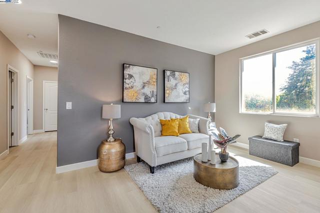 113 Silver Bell Way, Oakley CA: https://media.crmls.org/mediaz/0f52dec5-c70f-4a36-80a3-cda210332f7a.jpg