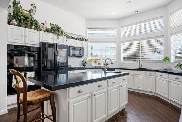 52775 Avenida Bermudas, La Quinta CA: https://media.crmls.org/mediaz/0f53ff15-28ed-4fc5-907a-e5d49c40a6c1.jpg