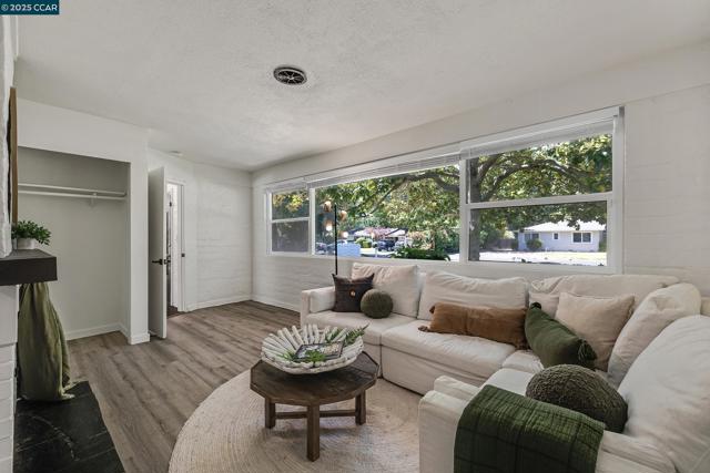 51 Bolla Ave, Alamo CA: https://media.crmls.org/mediaz/0f5424cb-5c37-43f7-9aa1-dbb7e80c901b.jpg