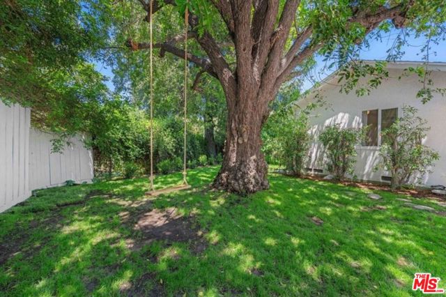6827 Bianca Avenue, Lake Balboa CA: https://media.crmls.org/mediaz/0f55498d-c865-4b1b-bcb5-4e69a8dd0b45.jpg