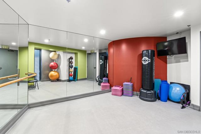 100 Harbor Dr, San Diego CA: https://media.crmls.org/mediaz/0f56a26f-d4cf-4212-8579-fa5945bfaa87.jpg