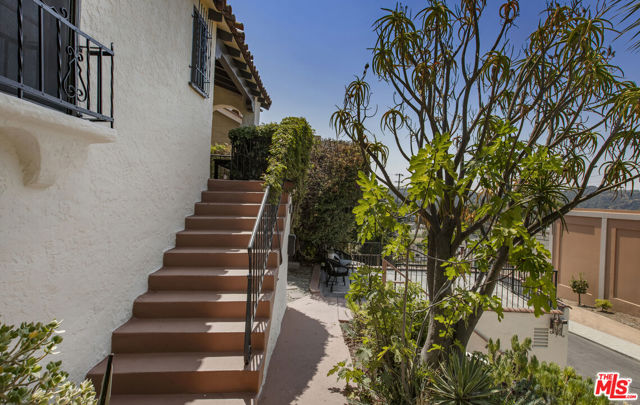 6105 Mount Angelus Drive, Los Angeles CA: https://media.crmls.org/mediaz/0f583d13-9f7d-45f9-8ff0-795d9d49836e.jpg