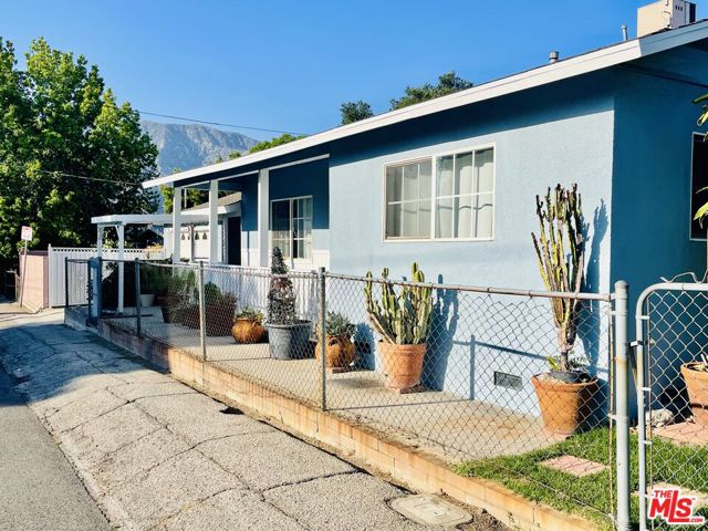 10704 Oro Vista Avenue, Sunland CA: https://media.crmls.org/mediaz/0f58bbe8-bf4a-482f-be0e-4284bc4c267a.jpg