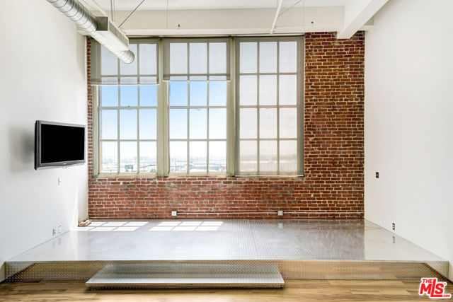 1850 Industrial Street, Los Angeles CA: https://media.crmls.org/mediaz/0f58dc8c-a4e3-45e9-9b0f-f72b7390d4fa.jpg