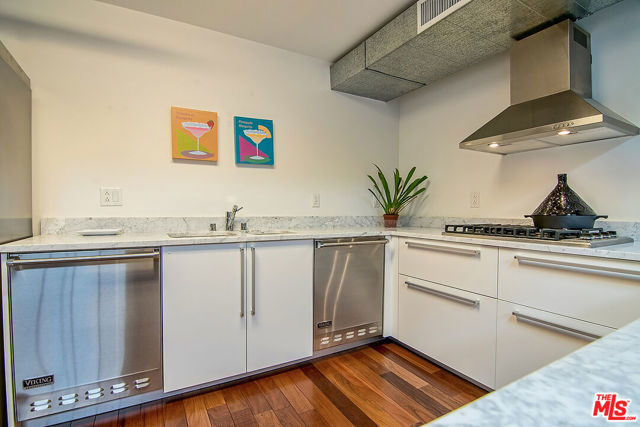 1046 Princeton Drive, Venice CA: https://media.crmls.org/mediaz/0f591d7e-4d94-43e7-8ace-7536438520cc.jpg