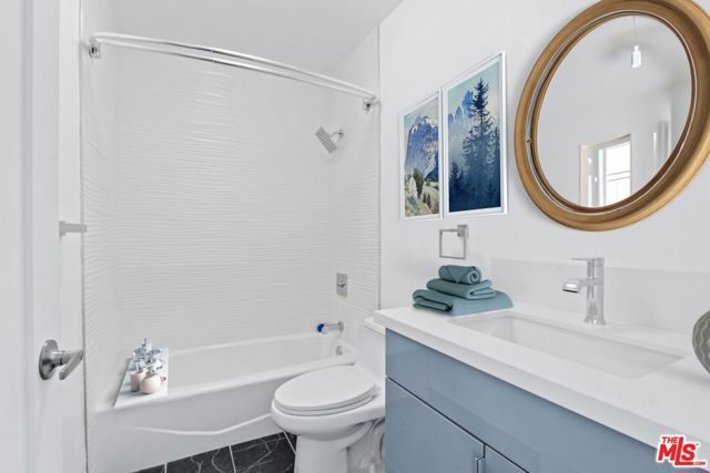 318 Columbia Avenue, Los Angeles CA: https://media.crmls.org/mediaz/0f593582-d259-4dd2-8698-bb968d43a1b1.jpg