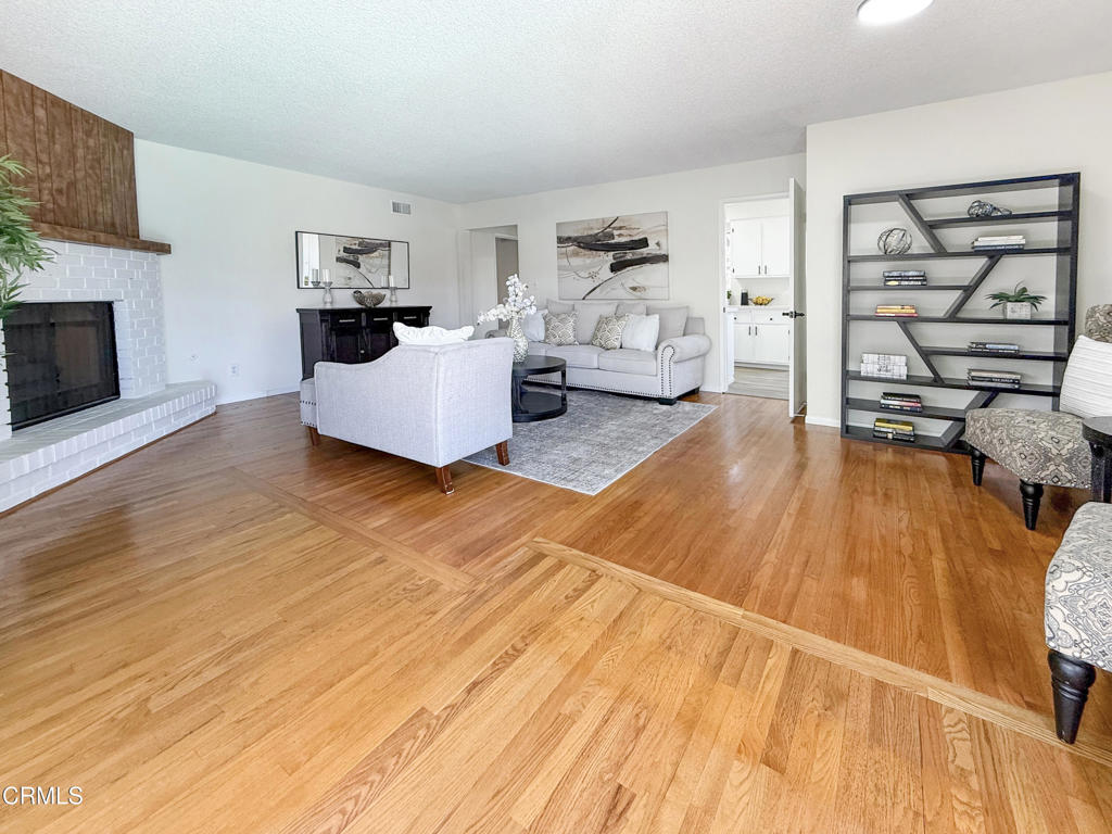 https://media.crmls.org/mediaz/0f59ddfb-e385-4e2a-adc7-1c17db270e56.jpg?preset=X-Large