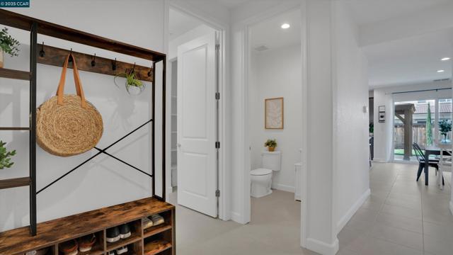719 Jennifer St, Brentwood CA: https://media.crmls.org/mediaz/0f5a3be7-9a88-4b9c-b9e6-9d8f0af013e2.jpg