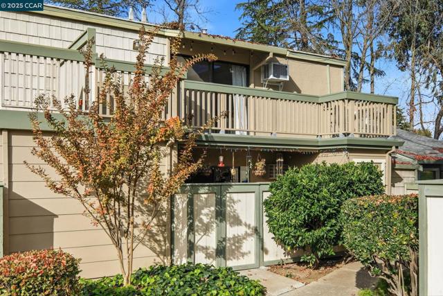 2890 Treat Blvd, Concord CA: https://media.crmls.org/mediaz/0f5a6972-e6dc-41f8-832f-342409491bce.jpg