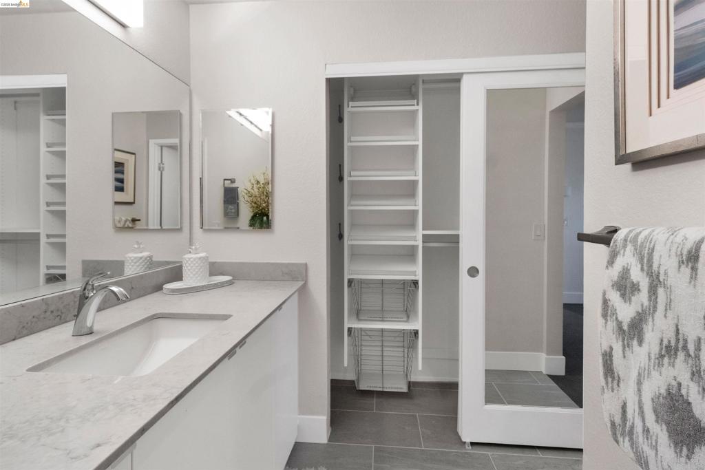 https://media.crmls.org/mediaz/0f5a7e98-1428-49cf-a311-1ca1c154f3a9.jpg?preset=X-Large