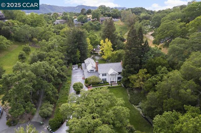 32 Kensington Ct, Alamo CA: https://media.crmls.org/mediaz/0f5a8287-a58d-4741-8a89-541c4629e67d.jpg