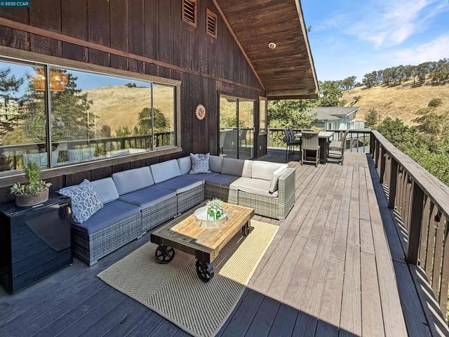 130 Hillcroft Way, Walnut Creek CA: https://media.crmls.org/mediaz/0f5a9024-6281-4f13-9dab-c27ebd57fb49.jpg