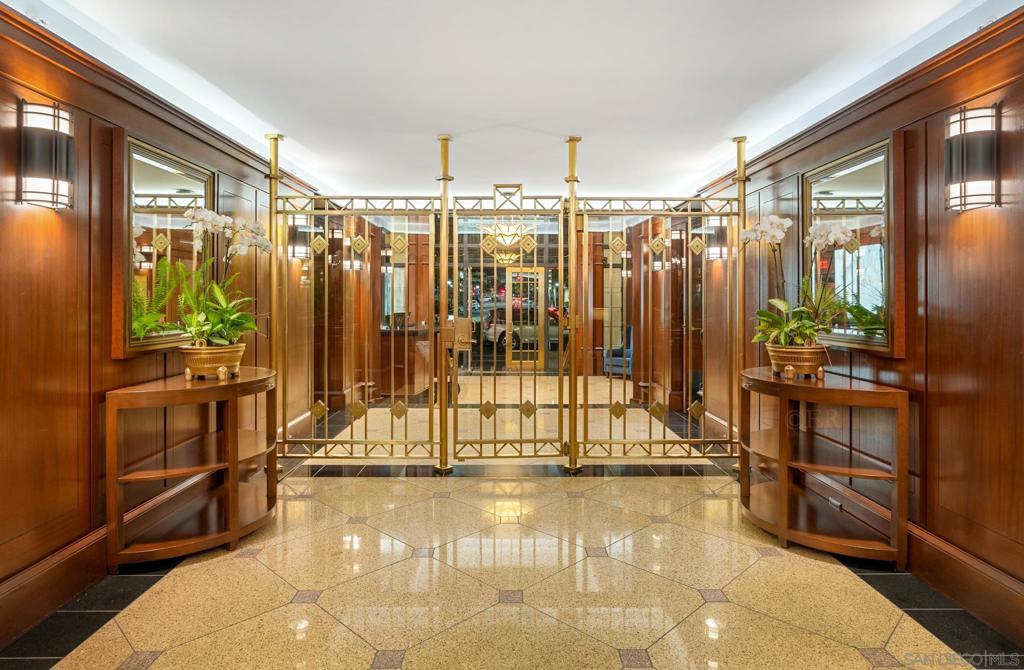 https://media.crmls.org/mediaz/0f5ab687-c823-480d-8824-f93c2bc82c78.jpg?preset=X-Large