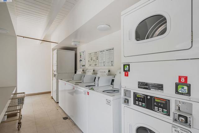 675 Sharon Park Dr, Menlo Park CA: https://media.crmls.org/mediaz/0f5b896f-17f8-45c1-875e-e509bc5c9157.jpg