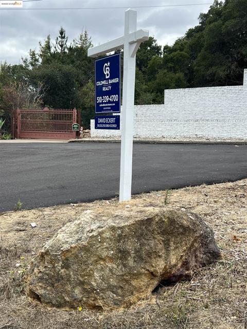 11275 Kerrigan Dr, Oakland CA: https://media.crmls.org/mediaz/0f5bf823-0cf2-4344-b78e-7db399974d46.jpg