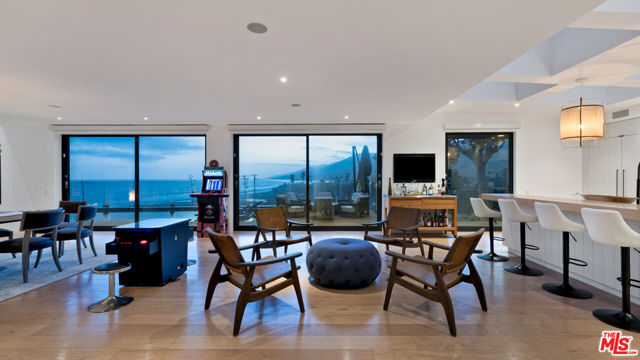 6463 Surfside Way, Malibu CA: https://media.crmls.org/mediaz/0f5ce464-2766-4a38-a790-2535bab27310.jpg