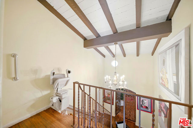 602 N Crescent Drive, Beverly Hills CA: https://media.crmls.org/mediaz/0f5d3978-7232-4f2d-999a-eea5e08eac10.jpg