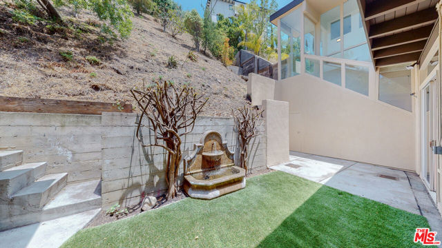 1480 BENEDICT CANYON Drive photo 7