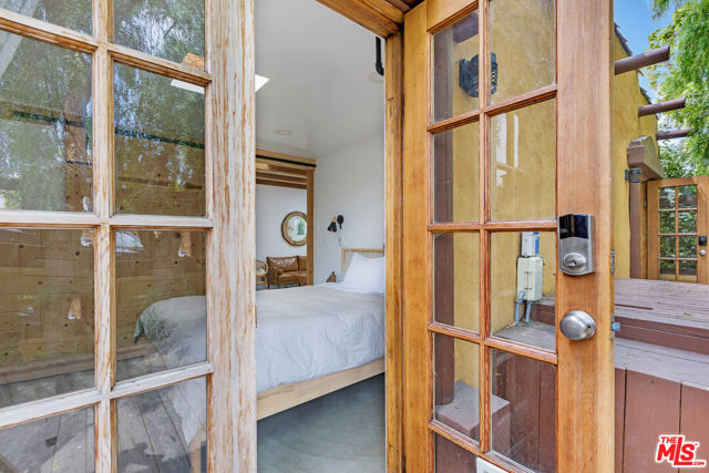 718 Vernon Avenue, Venice CA: https://media.crmls.org/mediaz/0f5d7862-b628-4528-b7ae-f1e78e752f33.jpg