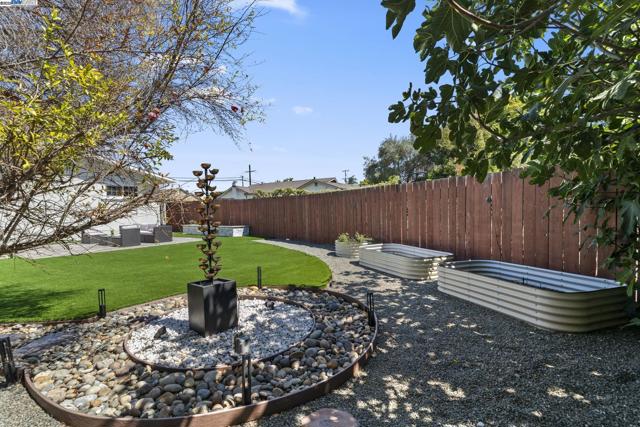 36523 Cherry St, Newark CA: https://media.crmls.org/mediaz/0f5e6aca-1f19-45bf-af6f-55ff283d4871.jpg